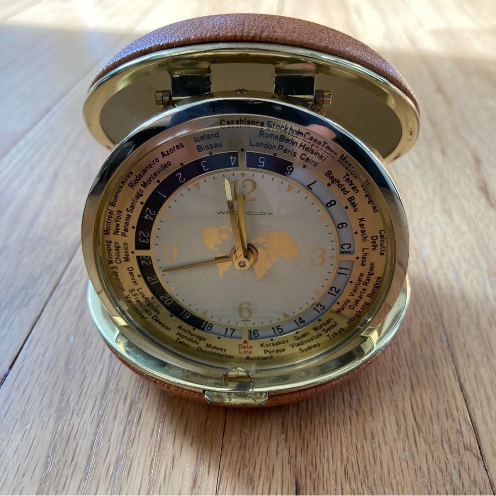 Vintage WESTCLOX TRAVELCLOCK 44115
Tan and Gold
World Time Travel Alarm Clock